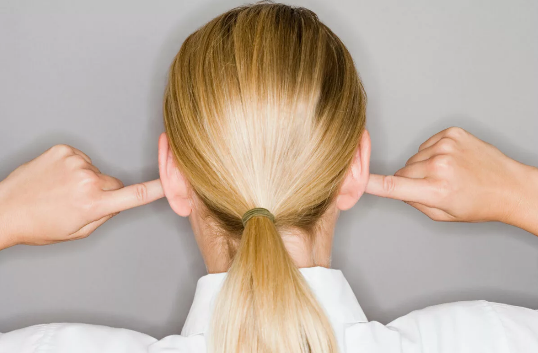 Закрывает уши рисунок. Закрытые уши руками. Девушка закрывает уши. Цитаты про скуку по любимому человеку. Женщина затыкает уши.