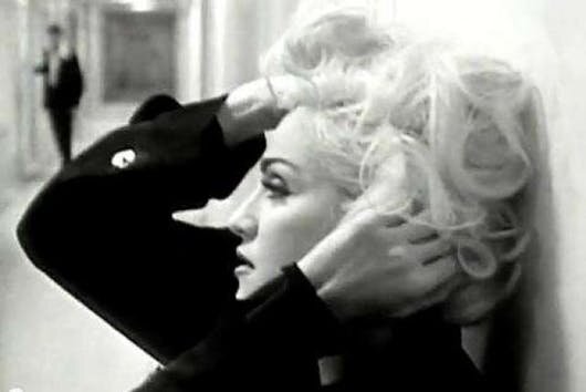 Кадр из клипа «Justify my love” 1990 год