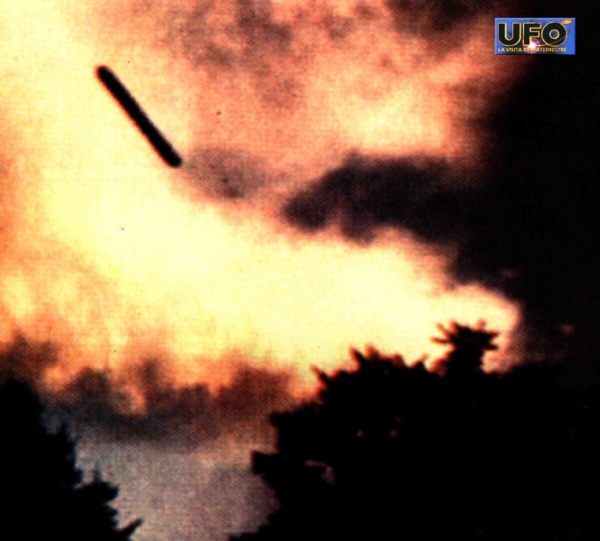Сигарообразные НЛО, сфотографированные Джоем Кловером в Боулдере, в январе 1998 года