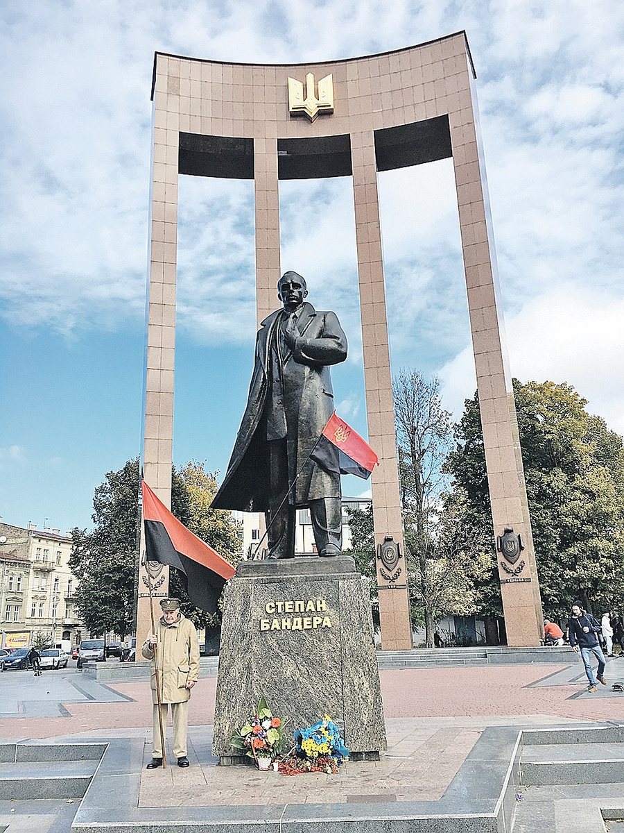 Где памятник бандеры. Львовский памятник Степану Бандере. Памятник Бандере Польша город. Сумы памятник Бандере.