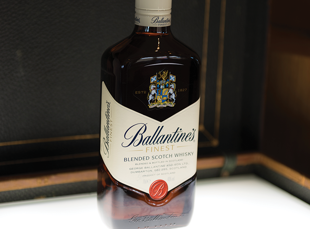 Ballantines виски шотландский купажированный. Виски Балан Баллантайнс. Виски Баллантайнс пассион. Баллантайнс виски градусы. Виски Баллантайнс Блэк.