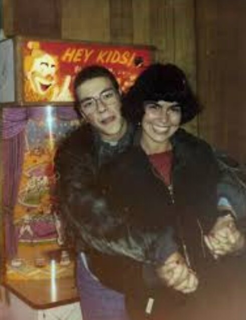 Первой женой 18- летнего актера была Мария Родригес,старше на 7 лет.Этот брак был по расчету,так как у Марии были деньги,актер понимал что с ее помощью сможет открыть зал с рингом и тренажерами.Так и произошло.Брак продлился с 1980-1984гг.