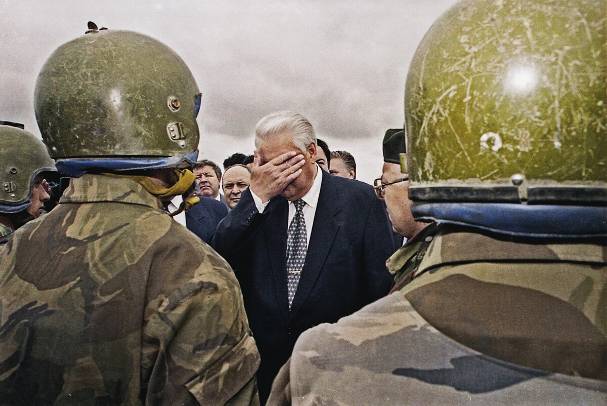 Вроде как фотография Ельцина, сделанная во время вывода российских войск из Чечни, на которой Ельцин переживает и чуть ли не плачет, а "на самом деле" ему комар ни лицо сел (фейк не фейк, всякое быть может)