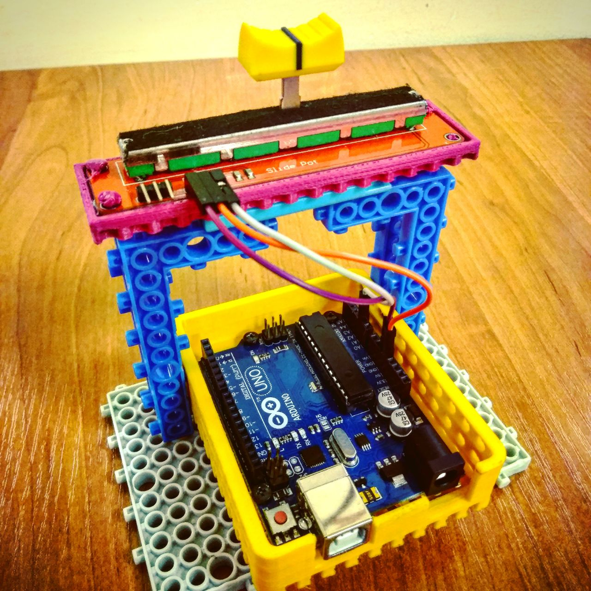 Тестовый стенд с ползунковым потенциометром, подключенным к аналоговому пину A1 Светодиод будет нужно подключить отдельно в 9 пин, не забывая о резисторе