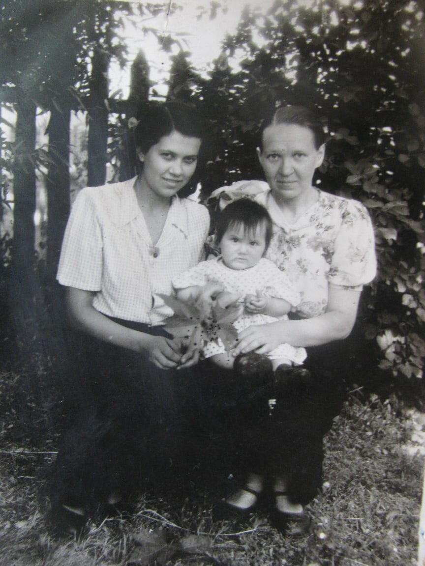 Справа Настенька, незадолго до смерти; на руках её крестница, моя мама.