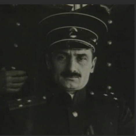 С усами, кстати, Александра Васильевича почти никто не узнает...