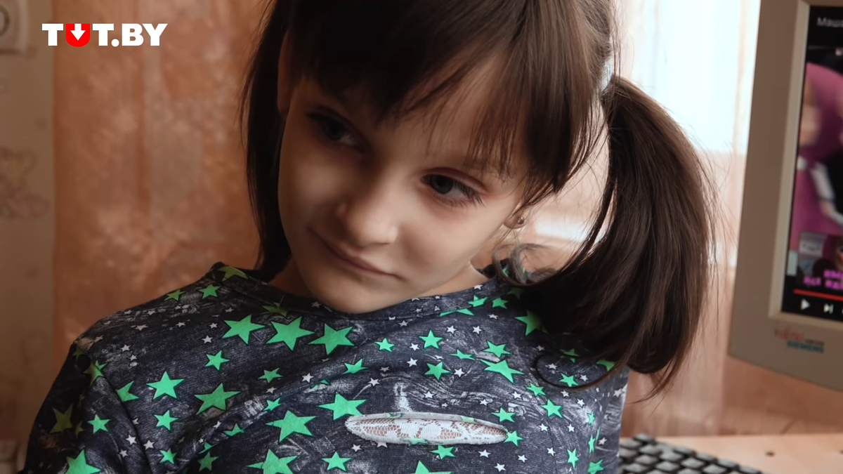 Скриншот из видео "Моя дочь не чувствует боли: Алина"  - ютуб-канал  TUT.BY
