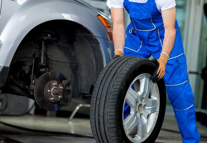 Одним из условий беспроблемной эксплуатации автомобиля является надлежащее состояние колёс, в частности своевременное выполнение их балансировки. Если же автовладелец пренебрегает такой процедурой, ухудшается управляемость, снижается безопасность автомобиля, появляется заметное биение на руле, а машину может уводить в сторону. Поговорим поподробнее о том, с какой периодичностью нужно выполнять балансировку колес  
  По какой причине важно выполнять балансировку колес Общеизвестно, что использование неотбалансированных колёс приводит к существенному ухудшению комфорта управления автомобилем, на руле ощущается сильная вибрация, при этом могут появиться заметные проблемы с управляемостью машины.

Проводить балансировку колёс необходимо по следующим причинам:
1. На неотбалансированных колёсах существенно увеличивается нагрузка на рулевое управление, появляются деформации и повышенный износ таких механизмов.

2. Начинает страдать подвеска, в итоге в скором времени приходится выполнять её сложный и дорогостоящий ремонт.

3. Тормозные диски и колодки быстро изнашиваются, тогда как при правильной балансировке они могут прослужить на протяжении многих десятков тысяч километров.

Автовладельцу необходимо своевременно выполнять такую процедуру балансировки колёс, при этом межсервисный интервал при выполнении такой работы зависит от различных факторов.