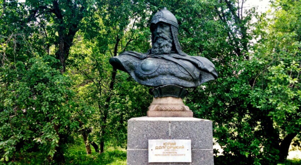 Памятник основателю города