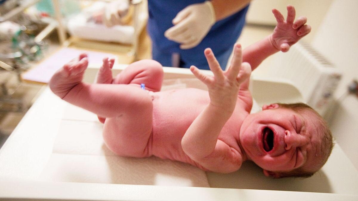 Недавно родившийся ребенок. Новорожденный ребенок только родился.