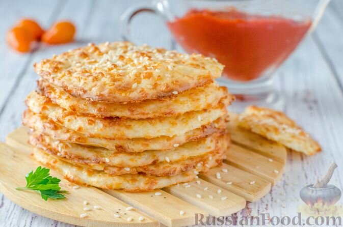 Сырные лепёшки – это отличный вариант вкусного завтрака на скорую руку. Тонкие, сочные, с приятным сырным ароматом… Эти лепёшки на кефире со сметаной вмиг исчезнут с вашего стола