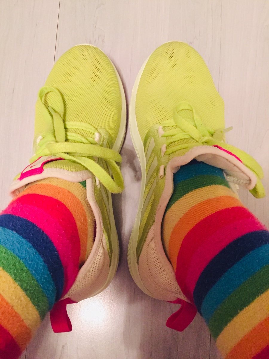 Ноги, гольфы и кроссовки - автора. Фото сделано автором.