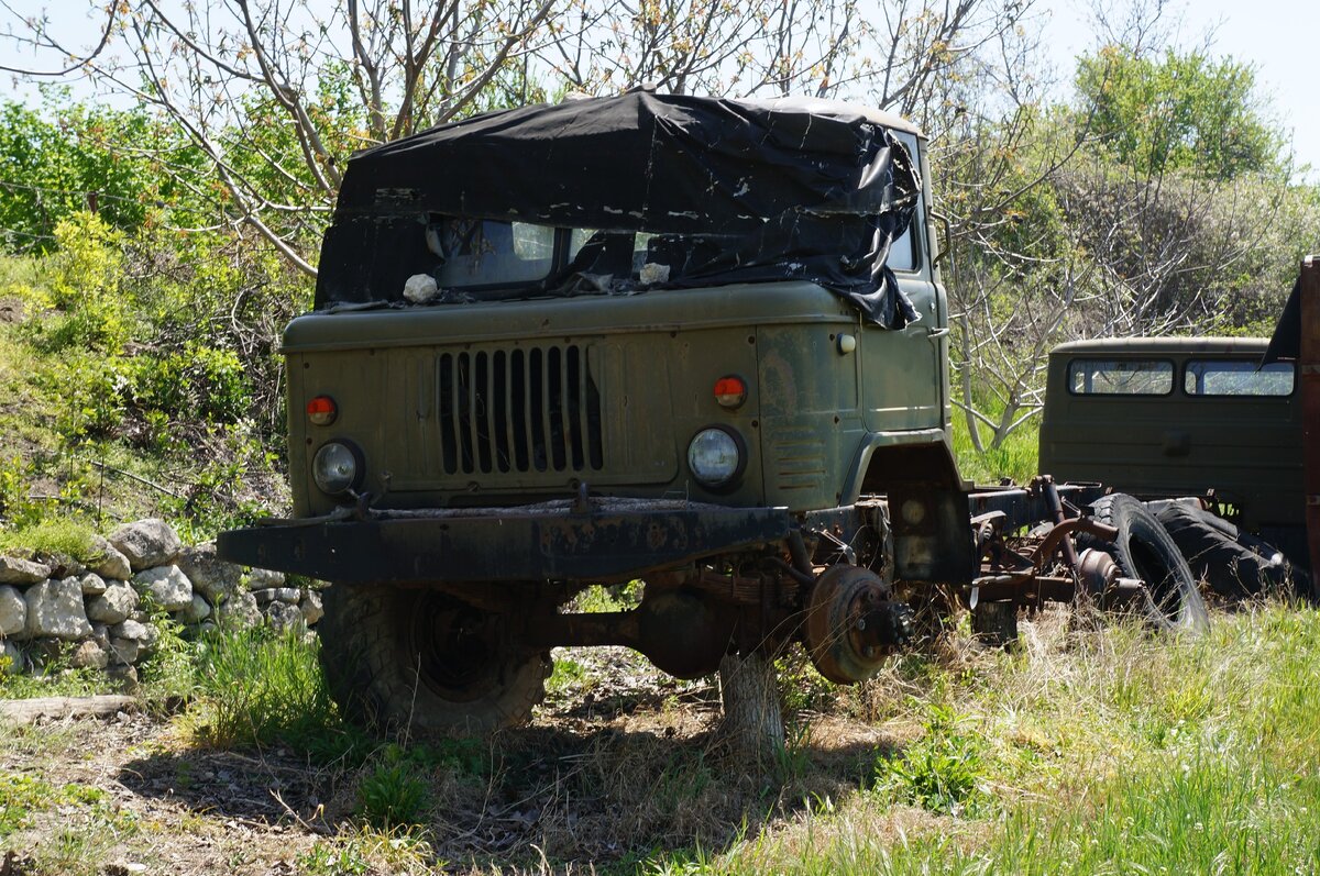 Зачем разбирать комплектную машину? Видимо, запчасти понадобились для других...