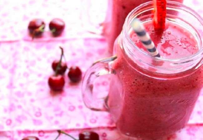 Cherry smoothie. Смородиновый смузи. Вишнево-ягодный смузи. Вишневый смузи. Смузи из вишни.