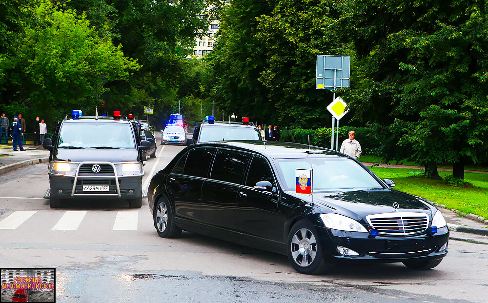 Номер президента. ФСО кортеж президента. Кортеж Путина Мерседес 2020. Mercedes Pullman Путин. Президентский кортеж Мерседес 222.