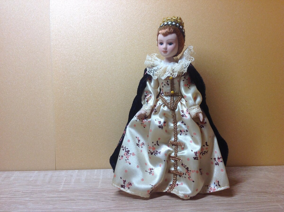 На данной кукле мы можем увидеть цветочные узоры.