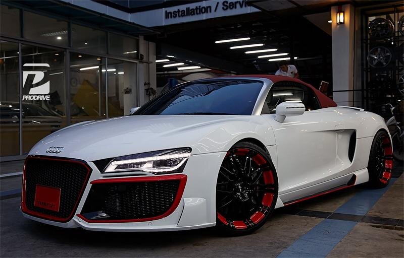 Модификация Audi R8 с 5,2-литровым атмосферным двигателем V10 мощностью в 525 лошадиных сил. Независимо от мотора, мощность передается посредством шестиступенчатой механической или автоматической коробки Audi R Tronic с помощью передаточного механизма, позаимствованного у Lamborghini Gallardo[5].