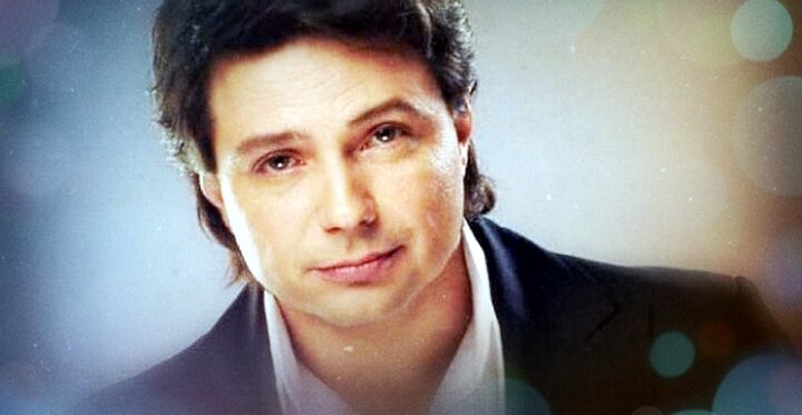 Участник «золотого состава» группы Бари Алибасова после окончания контракта с «На-На» покинул Россию. Как музыканту живётся под испанским небом…