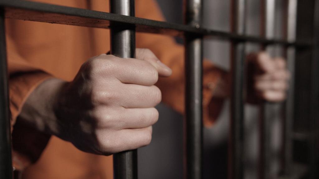 Иранские государственные СМИ объявили, что временно освободят около 70 000 заключенных для борьбы с распространением болезни.