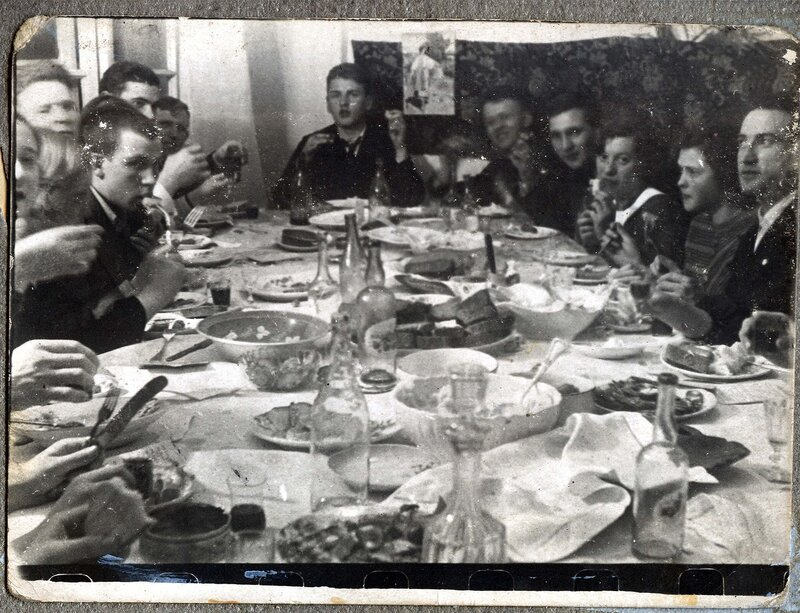 Было время, когда пустые бутылки со стола не убирали.