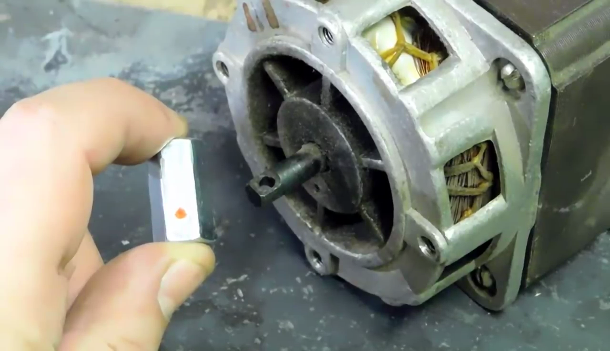 Далее нам понадобится высокая гайка М8, в которой нужно просверлить отверстие диаметром 4 мм в отмеченном месте.