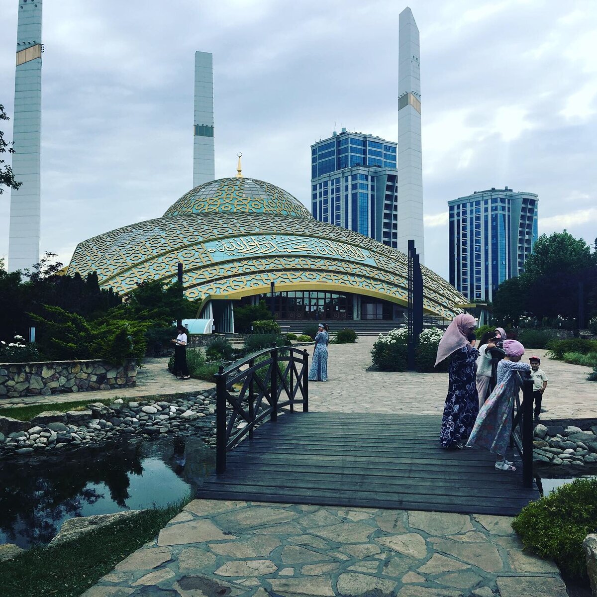 Прекрасная территория мечети.