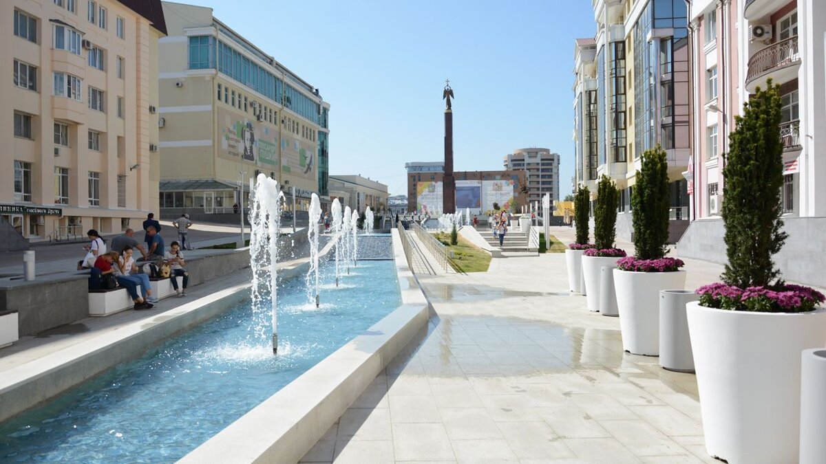 Площадь, расположенная в центре города, сменила немало имён. Воробьёвское Предместье, Базарная площадь,а в советское время – площадь Луначарского, площадь Ленина. 