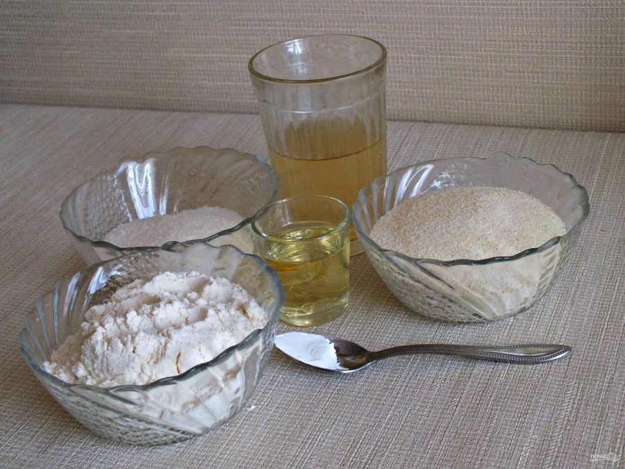 Подготовьте необходимые ингредиенты. Рассол слегка подогрейте.