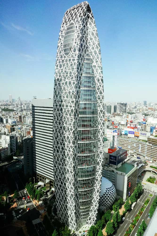 Основной канал: https://t.me/citysight
Приметный небоскреб для Токио, где все высотки в виде прямоугольных кирпичей🧱 однообразного вида. Это успех!😅 Более того, дизайн был выбран в ходе конкурса, где единственным условием было то, чтобы здание было не прямоугольным!😂😂 Короче, японцы решили немного разбавить кирпичный рай и построить что-нибудь другое.

Победил проект в виде кокона (cocoon это кокон), который по задумке авторов символизирует "инкубатор идей и талантов, из которого станут выпархивать в мир великолепные бабочки креатива".😳  Дичь несусветная, но здание получилось симпатичное! Дело в том, что небоскреб занимают 3 учебных заведения: училище моды, медицинский колледж и колледж технологий и дизайна. Это второе по высоте учебное здание в мире 204м! На первом месте МГУ🇷🇺

В центре башни стержень, сохраняющий устойчивость здания при сейсмических толчках. Планировка простая, на каждом этаже 3 аудитории вокруг центральной части, а в центре 3-этажный холл-рекреация для отдыха студентов. Честно говоря, аудитории узкие, мы в России привыкли к более просторным классам, зато чудный вид из окон. Всего 50 этажей, плюс три подземных.

В небоскребе применены элементы энергоэффективности: форма здания помогает равномерно распределять свет, термоизолирующие окна, частичное самообеспечение энергией на 40%, возможность использовать естественную вентиляцию.

Вход только по пропускам, туристов не пускают, остается только покрутиться вокруг, запилить фото для инсты и все!