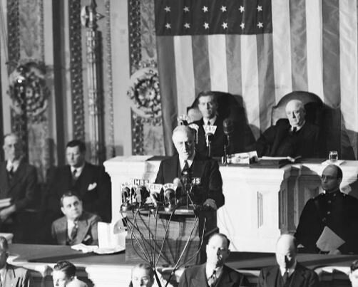 Нейтральные США вступили во Вторую Мировую войну только после многомесячных споров в Конгрессе и после нападения на Перл-Харбор. Президент Франклин Д. Рузвельт изображен на совместной сессии Конгресса 8 декабря 1941 года. 