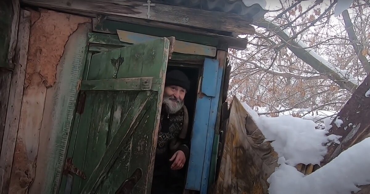 80-ти летний отшельник гармонист из заброшенного поселка Интер