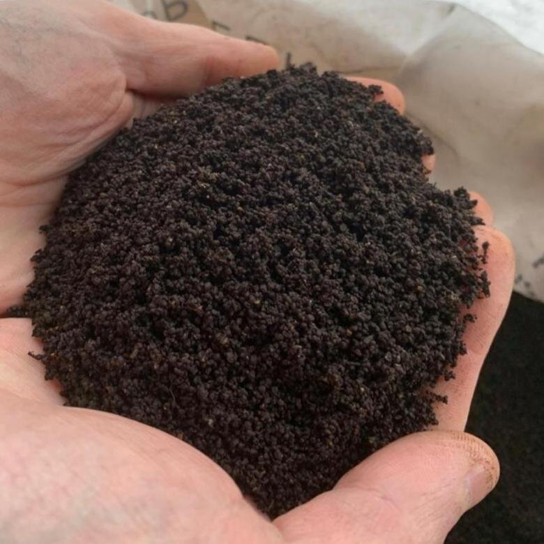 1) Самое запоминающееся наверное, постройка вулкана с земли, после того как стали чуть старше усовершенствовали тем что в жерло вулкана с водой кидали карбид, зрелище незабываемое. 2) Играли в поваров-пекарей, делали из земли хлеб, котлеты, булочки и тд и тп до куда фантазия доводила. 3) Строили плотину в местах на улице где образовывались лужи, или где образовывался активный канал с течением во время дождя(правда из за этих плотин иногда к людям во дворы вода начинала течь, тогда об этом не задумывались).