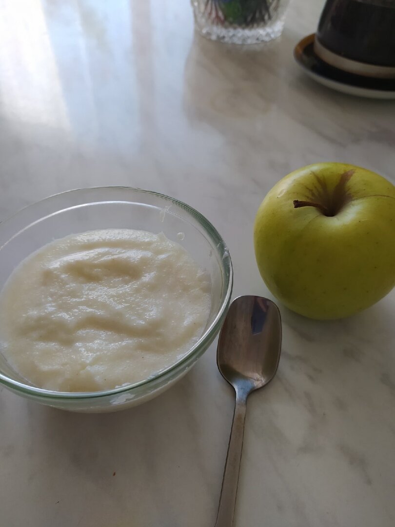 Завтрак . каша. Яблоки 