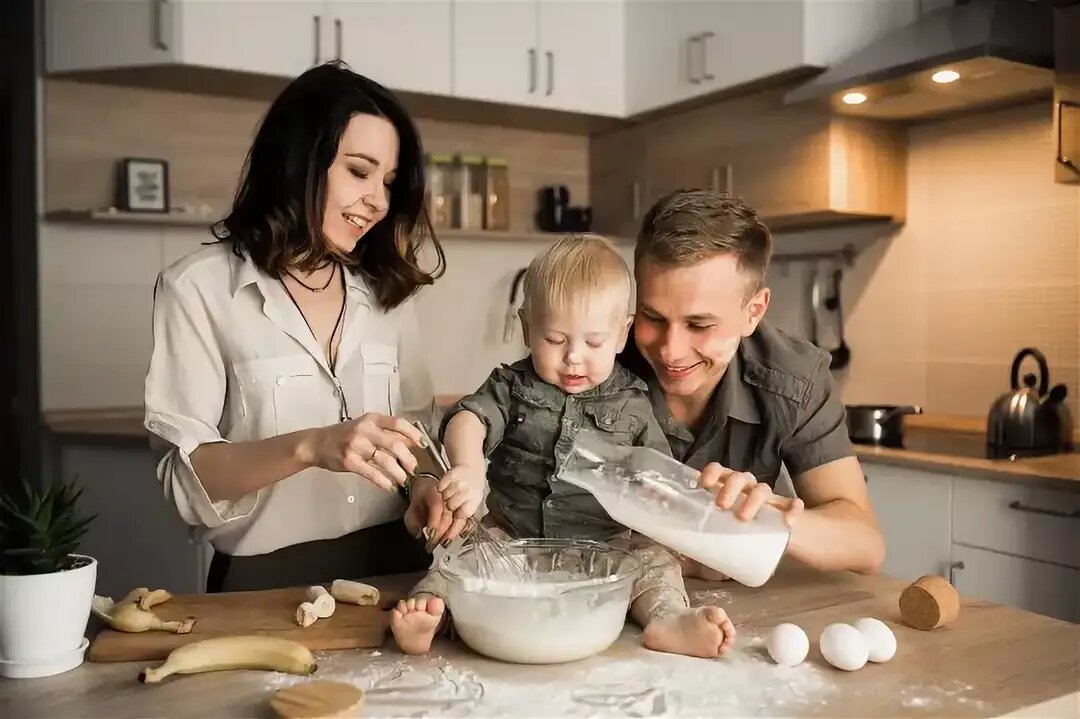 Please cook. Семья на кухне. Семья готовит еду. Счастливая семья на кухне. Семья готовит на кухне.