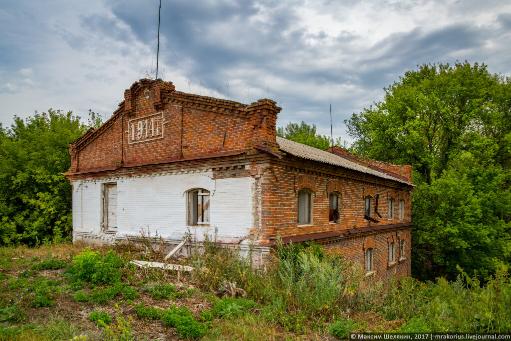 1. Из далека кажется что это маленький сарай, но подойдя поближе, с удивлением обнаруживаем 3 этажа !!!