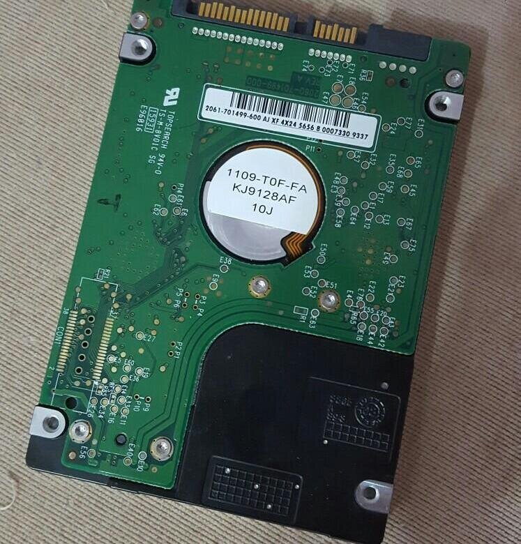 старый  диск, он может быть для ноутбука 2,5 или от стационарного ПК 3,5