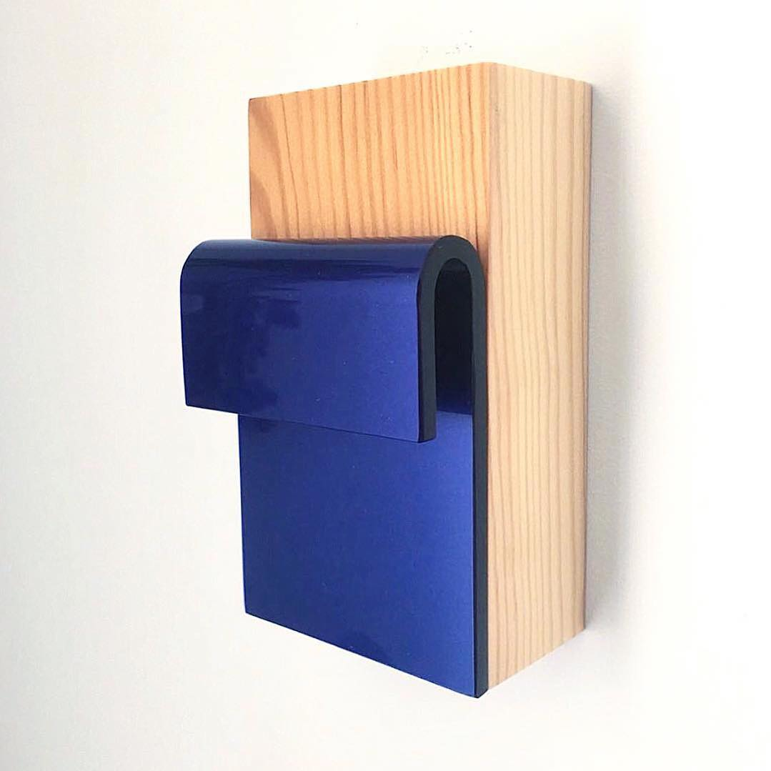 Синий кульминационный момент 13,5х7,5х6,5 см
Гнутое синее оргстекло на деревянной панели
2018