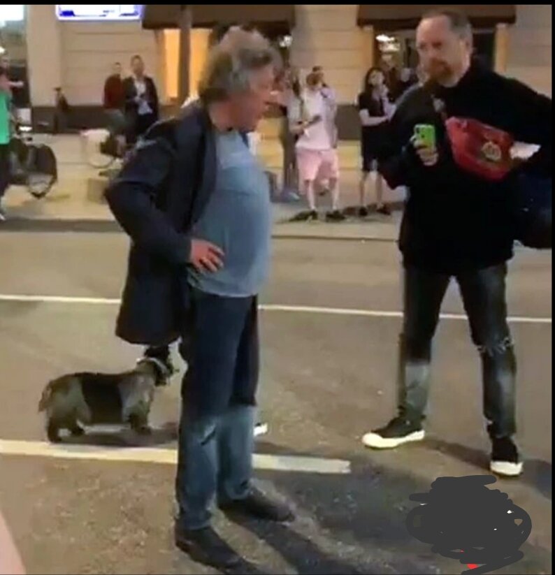 Черный внедорожник, которым управлял актер, вылетел на встречную полосу и врезался в белый фургон. Сам Михаил Ефремов, судя по кадрам с места, не пострадал. 