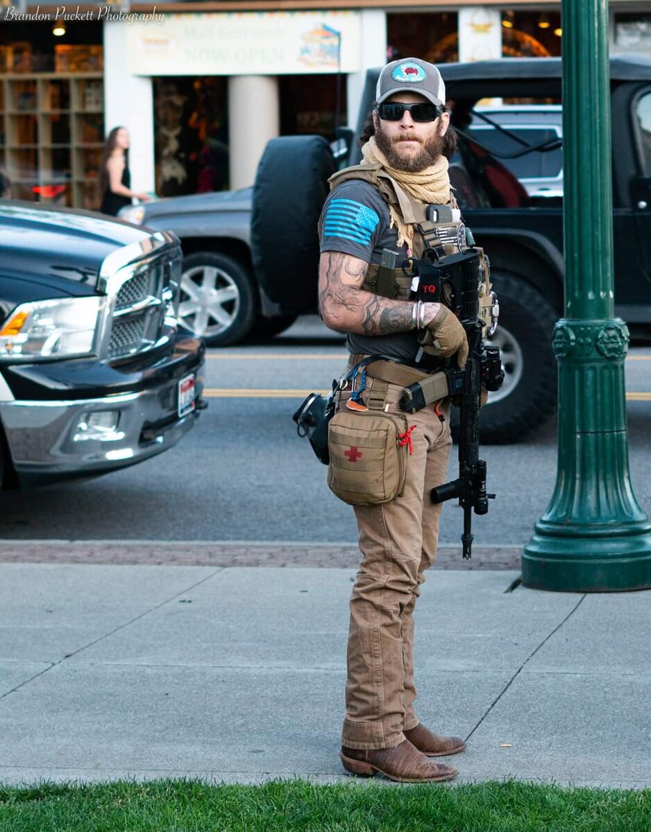 Листайте карусель, это не военные, а гражданское население блюдит порядок на своих улицах. Источник?