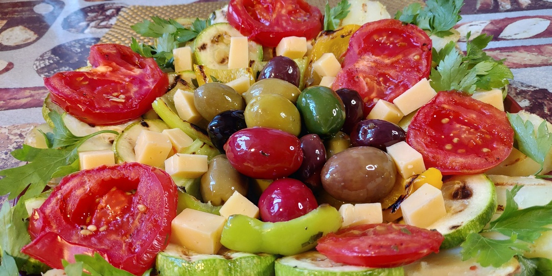 Овощи гриль на сковороде. Средиземноморский ужин