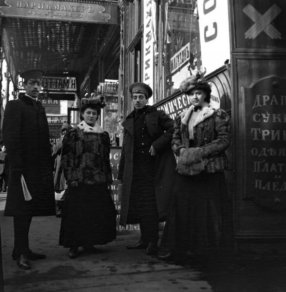 «Густя, Тина и 2 Лени в Охотном ряду»
Александр Гринберг, 1900-е, г. Москва, ул. Тверская, МАММ/МДФ.