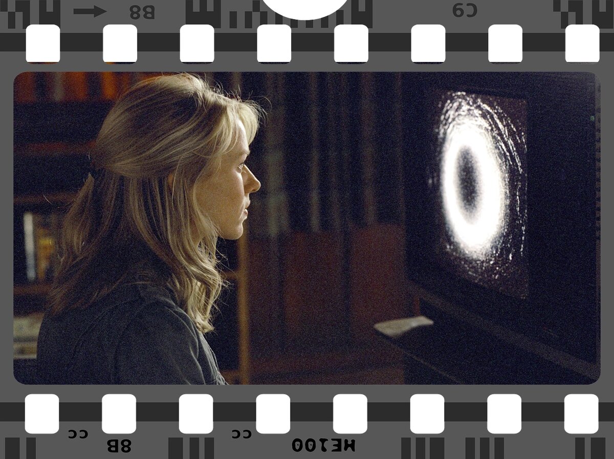 Сейчас мало кого можно испугать кассетой, если не самим фактом ее существования: DVD вытеснили VHS, а обоих просто вырубил Интернет с цифровыми копиями и просмотром онлайн. Кстати, более современная версия «Звонка» именно об этом, но она крайне неинтересная и насквозь провалившаяся в прокате: так и обдавало напоследок наличием дурного вкуса. То, что режиссер Гор Вербински умудрился сделать с ремейком японского культового фильма, поставленного по роману Кодзи Судзуки, настоящее пиршество для глаза, подкрепленное ощущением нарастающего саспенса. Немудрено, ведь режиссер черпал вдохновение у картин Альфреда Хичкока, чтобы передать чувство напряжения взамен примитивных скримеров. Да и рекламная компания подбавила интереса к фильму, но дело здесь совсем не в рекламе, а в довольно хорошем подходе к переложению азиатской фабулы сюжета на представителя другой культуры.