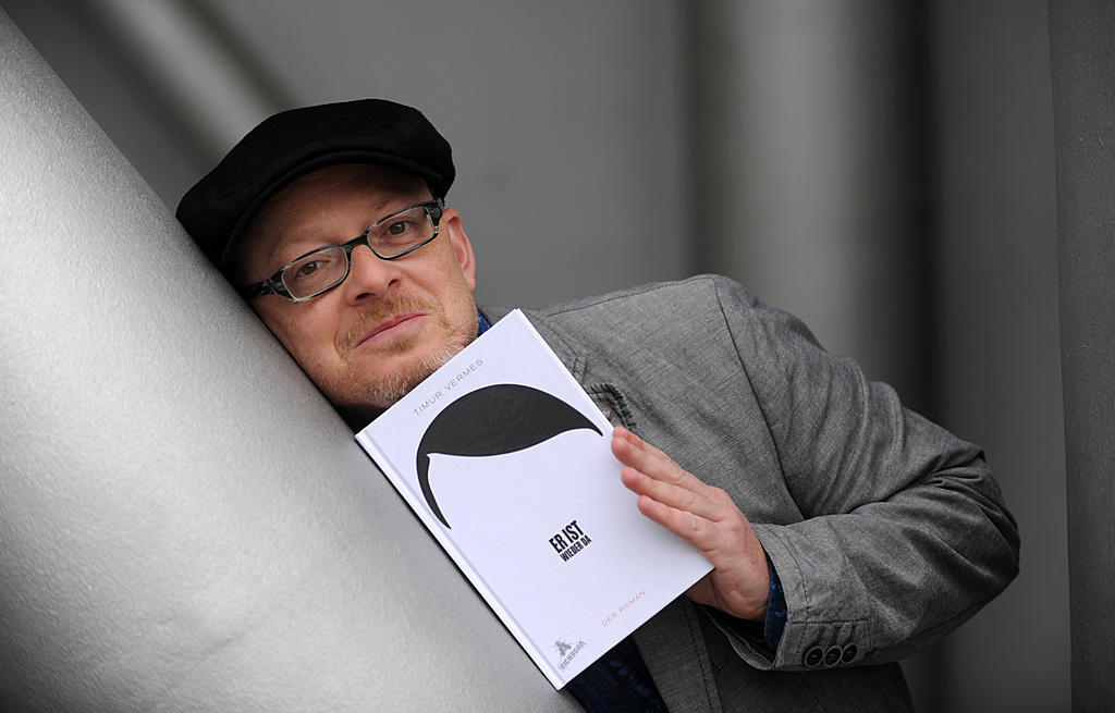 Автор книги и его творение   ©  dpa / Uwe Zucchi  