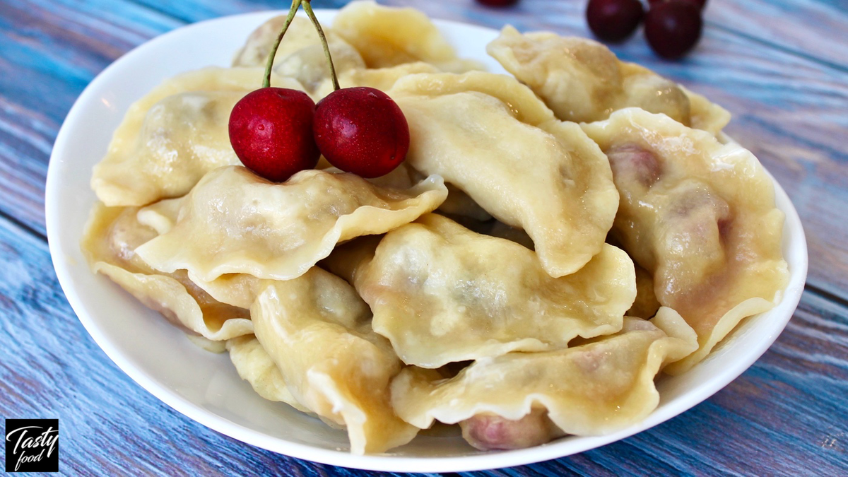 Вареники с вишней. Сладкий вареник. Вкусное тесто для вареников с вишней. Очень вкусные вареники с вишней.