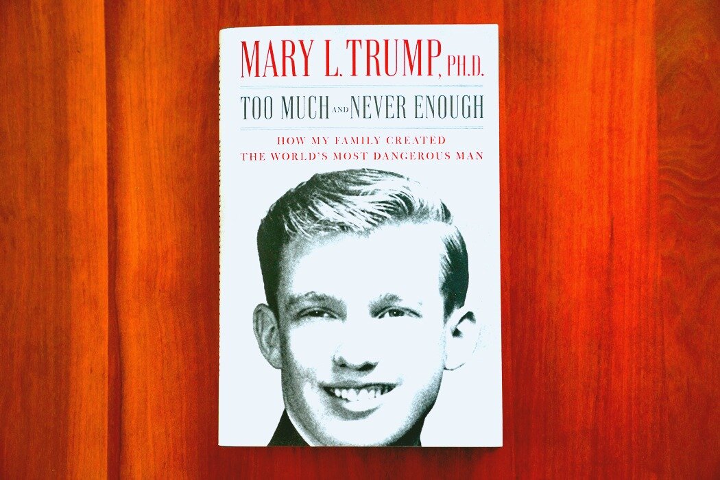 Книгу племянница. Книга Трампа. Книга от Дональда Трампа. Книги Трампа в США. Университет Трампа книги.