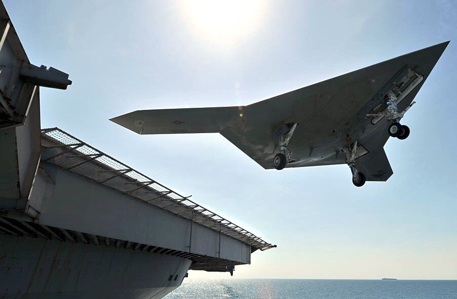 Демонстратор беспилотного боевого воздушного комплекса (UCAS) X-47B выполняет посадку на посадку 17 мая 2013 года