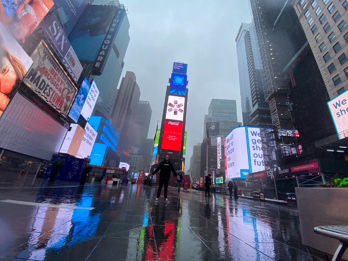 Times Square, New York. 23 марта 2020 . 