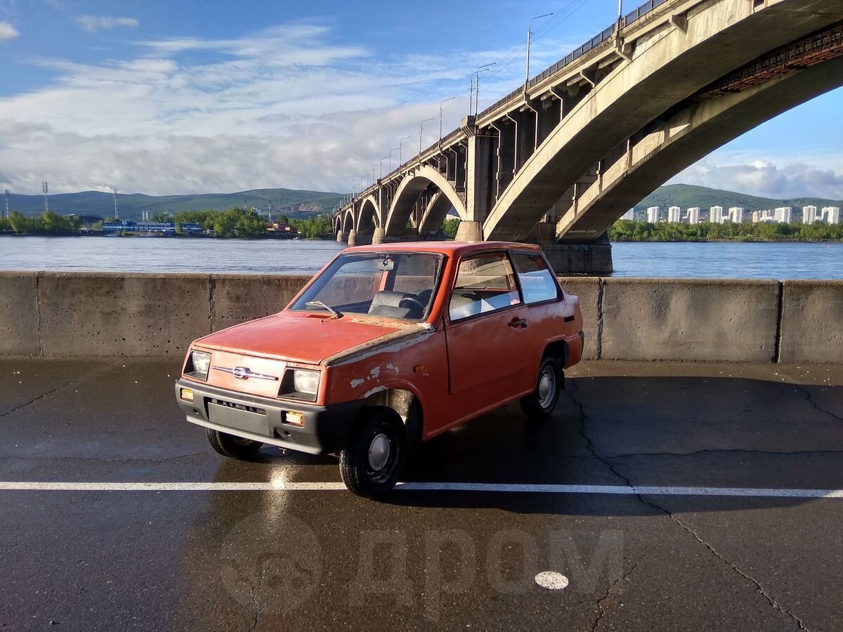 С левой стороны краска чуть пообшарпалась, обнажив благородный материал.