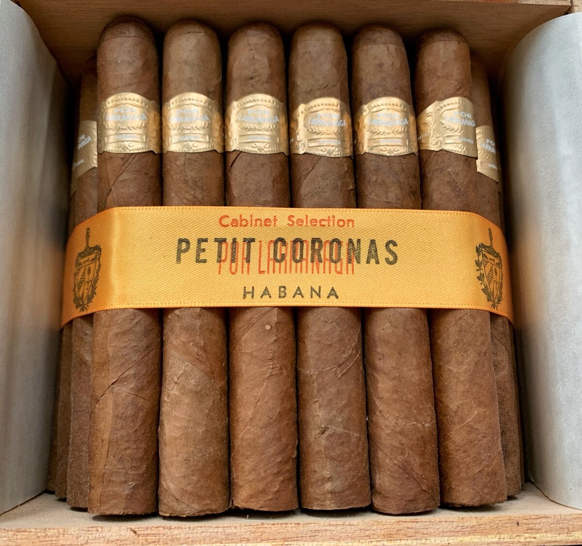 Por Larranaga Petit Coronas 2016 - хочется иметь бесконечный запас этих сигар. Особая коробка обеспечивает наилучшее старение, каждый ценитель Habanos имеет в хьюмидоре такую🔥