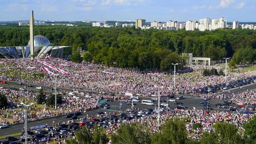 Целое море людей вышло на улицы в Белоруси. Фото из общего доступа.